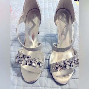 Stunning Nina Valenda Silver Rhinestone Shoes